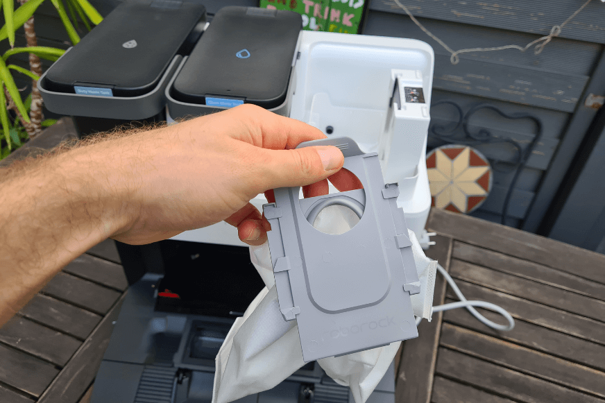 Der Einweg-Staubbeutel wird aus der Roborock S7 Pro Ultra Station entnommen.